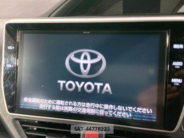 Toyota VOXY 2017-08 8369662-3