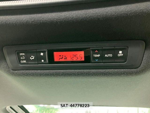 Toyota VOXY 2017-08 8369662-6