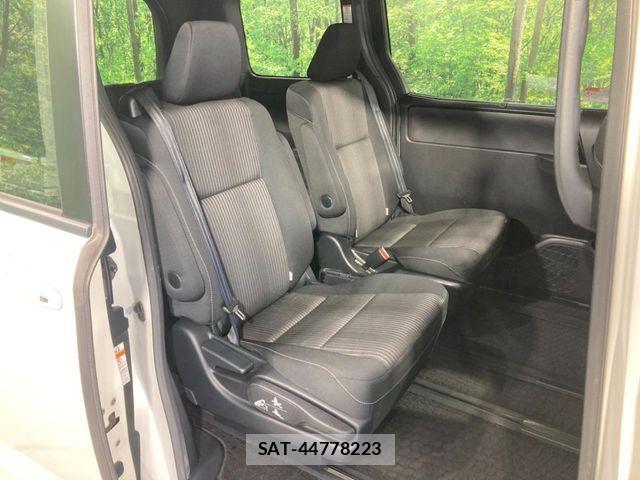 Toyota VOXY 2017-08 8369662-8