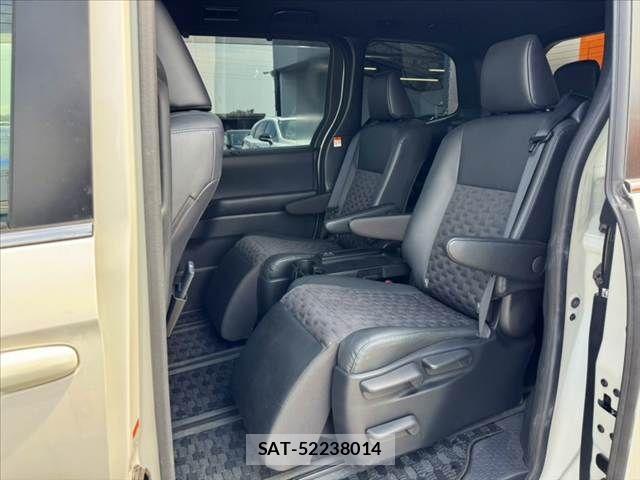 Toyota VOXY 2022-03 8369651-17