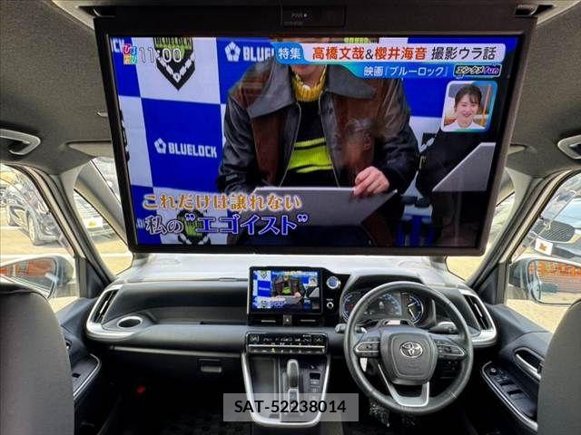 Toyota VOXY 2022-03 8369651-1