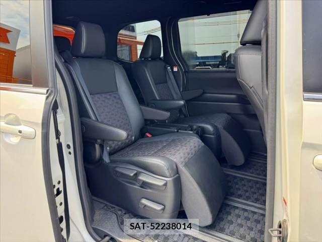 Toyota VOXY 2022-03 8369651-19