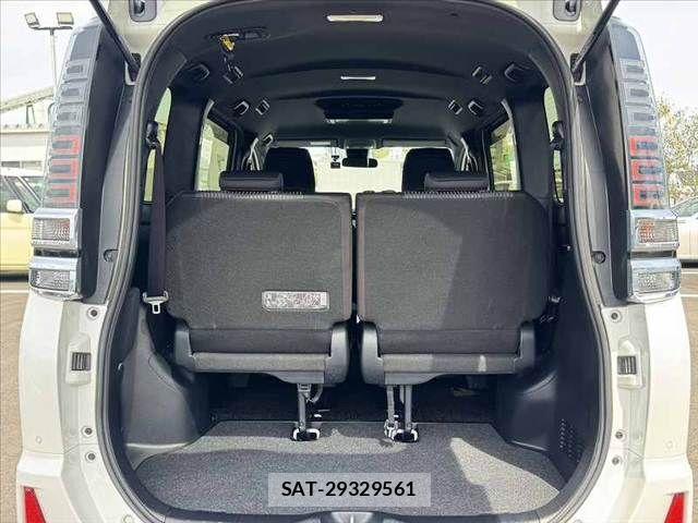 Toyota VOXY 2020-07 8369664-20