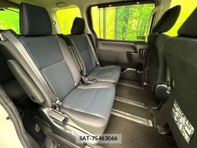 Toyota VOXY 2016-01 8369677-9