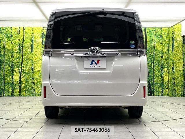 Toyota VOXY 2016-01 8369677-16