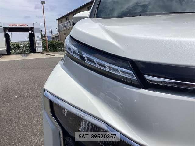 Toyota VOXY 2023-05 8369653-15