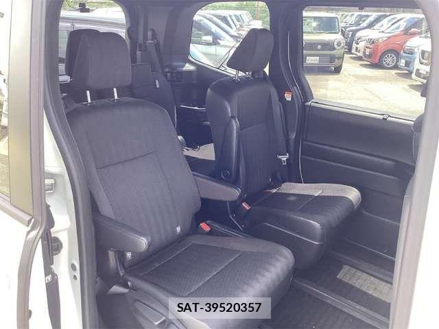 Toyota VOXY 2023-05 8369653-18