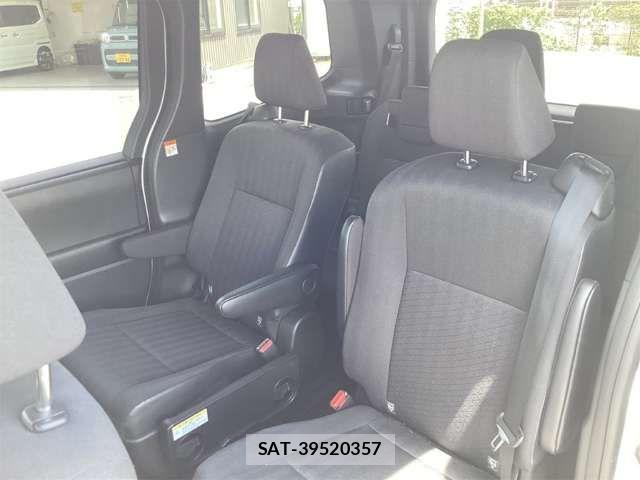 Toyota VOXY 2023-05 8369653-19