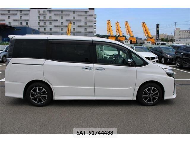 Toyota VOXY 2021-03 8369670-9