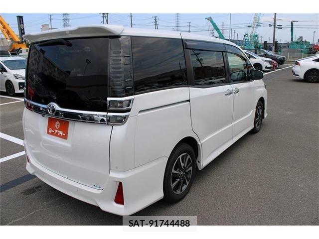 Toyota VOXY 2021-03 8369670-10