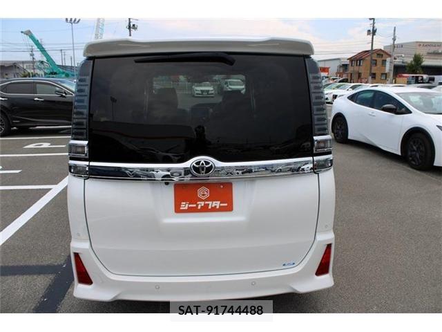 Toyota VOXY 2021-03 8369670-11