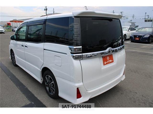 Toyota VOXY 2021-03 8369670-12