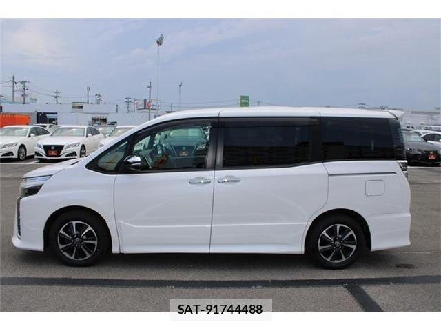 Toyota VOXY 2021-03 8369670-13