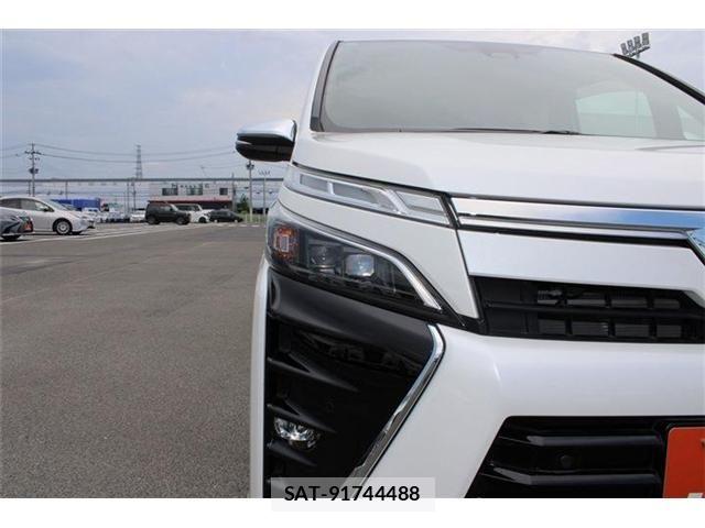 Toyota VOXY 2021-03 8369670-28