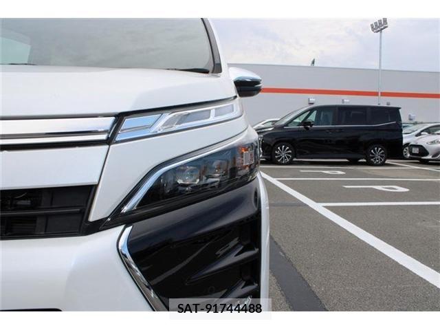 Toyota VOXY 2021-03 8369670-29