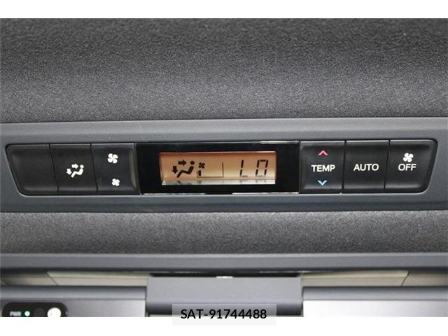 Toyota VOXY 2021-03 8369670-4