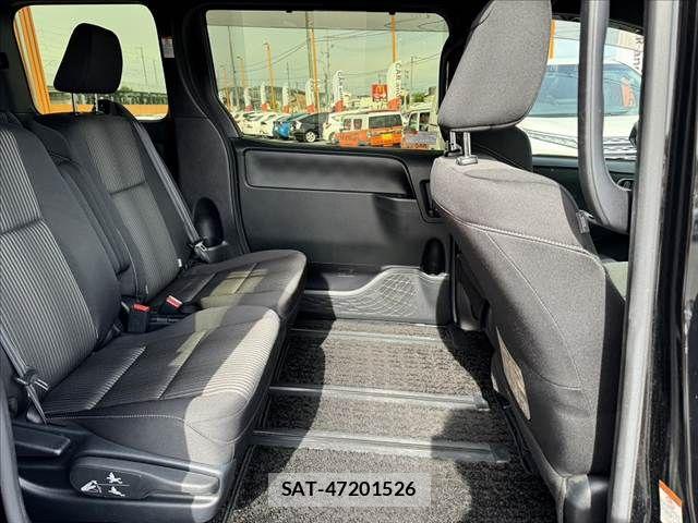 Toyota VOXY 2018-11 8369668-16