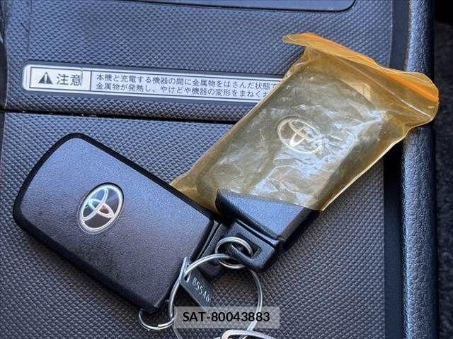 Toyota VOXY 2014-06 8369678-6