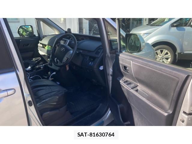 Toyota VOXY 2014-01 8369688-10