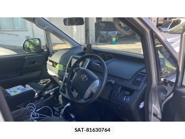 Toyota VOXY 2014-01 8369688-11