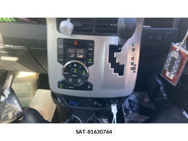 Toyota VOXY 2014-01 8369688-17