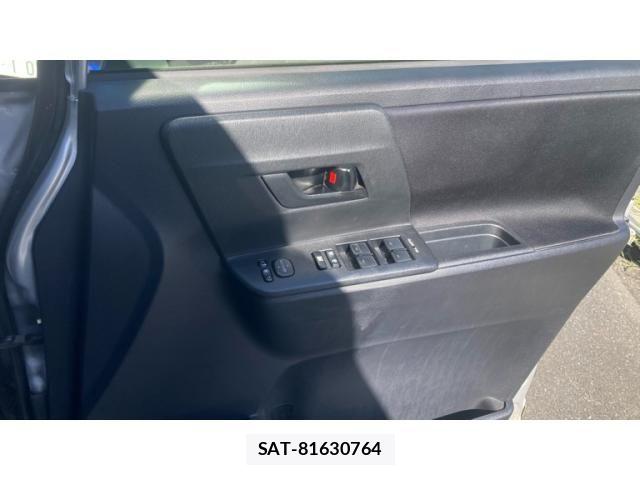 Toyota VOXY 2014-01 8369688-19
