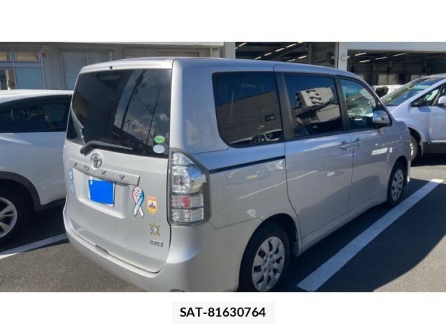 Toyota VOXY 2014-01 8369688-2
