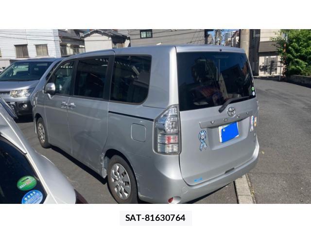 Toyota VOXY 2014-01 8369688-3