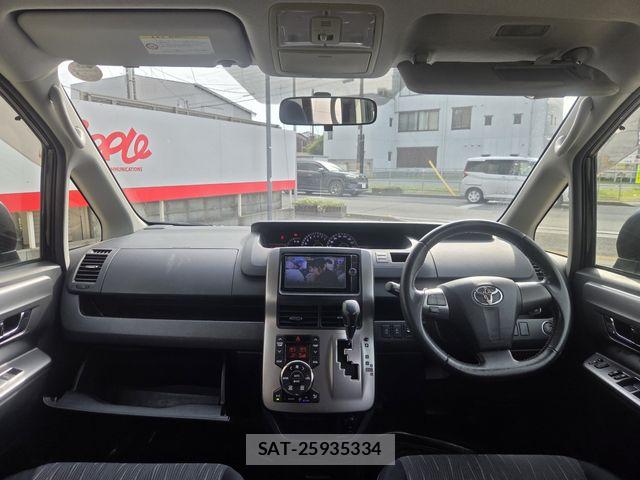 Toyota VOXY 2012-09 8369686-1