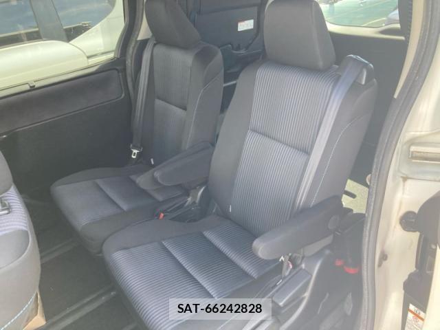 Toyota VOXY 2014-03 8369684-10