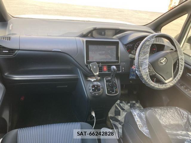 Toyota VOXY 2014-03 8369684-12