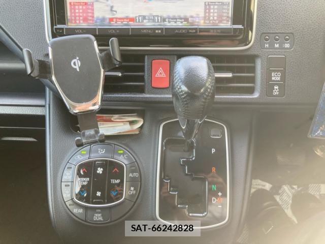 Toyota VOXY 2014-03 8369684-18