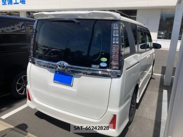 Toyota VOXY 2014-03 8369684-2