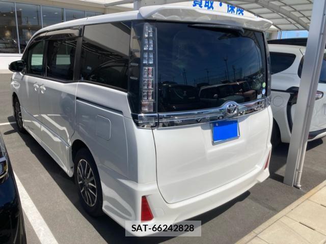 Toyota VOXY 2014-03 8369684-3