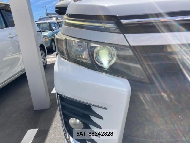 Toyota VOXY 2014-03 8369684-4