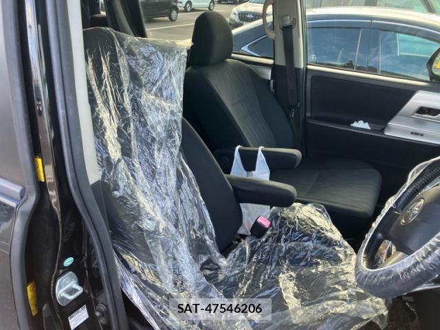 Toyota VOXY 2011-08 8369695-14