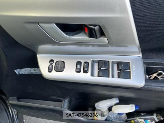 Toyota VOXY 2011-08 8369695-15