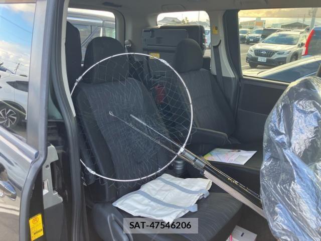Toyota VOXY 2011-08 8369695-16