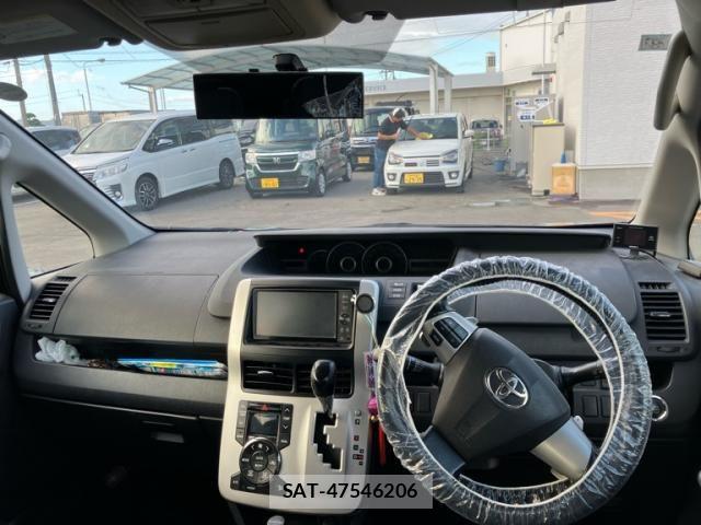 Toyota VOXY 2011-08 8369695-17