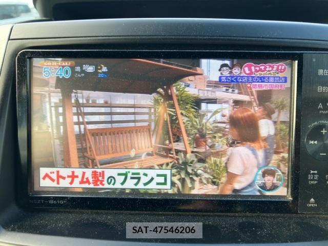Toyota VOXY 2011-08 8369695-23