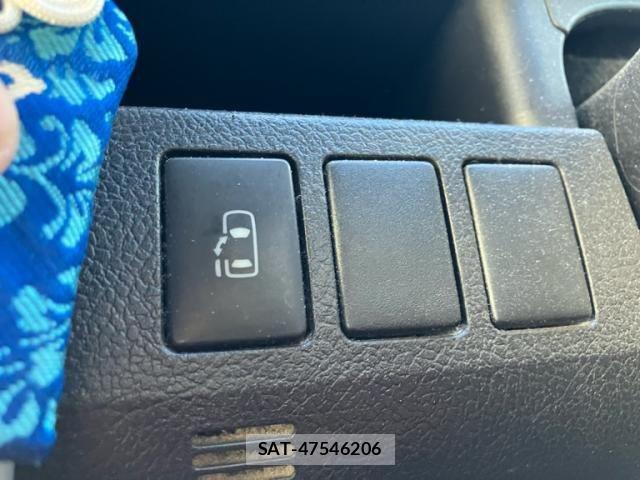 Toyota VOXY 2011-08 8369695-26