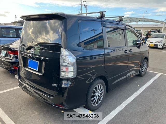 Toyota VOXY 2011-08 8369695-6