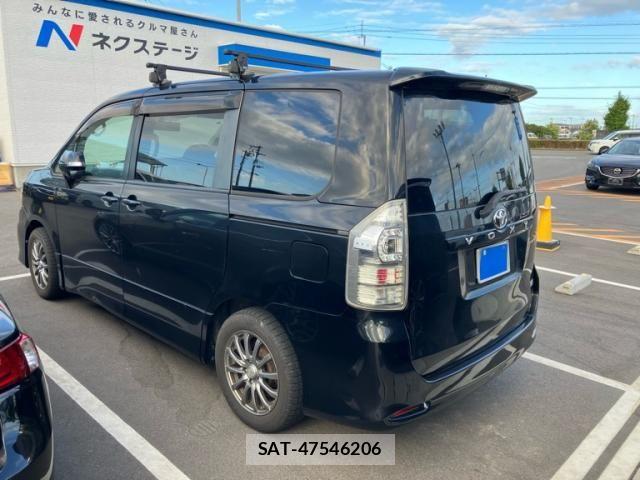 Toyota VOXY 2011-08 8369695-7