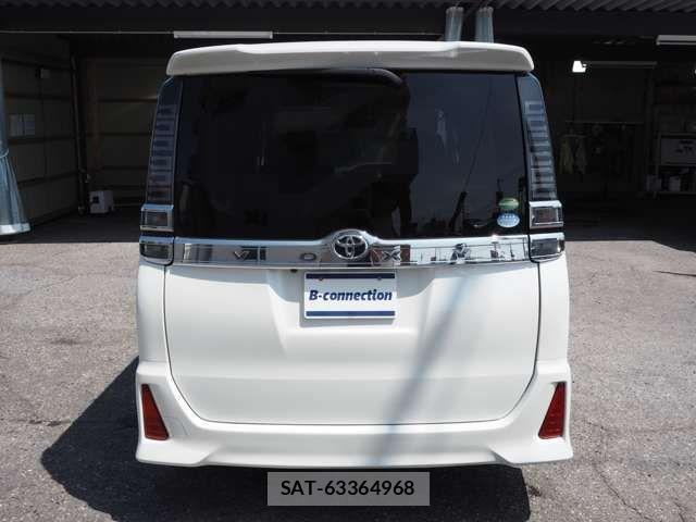 Toyota VOXY 2018-05 8369672-4