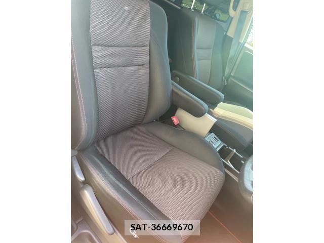 Toyota VOXY 2012-04 8369687-13