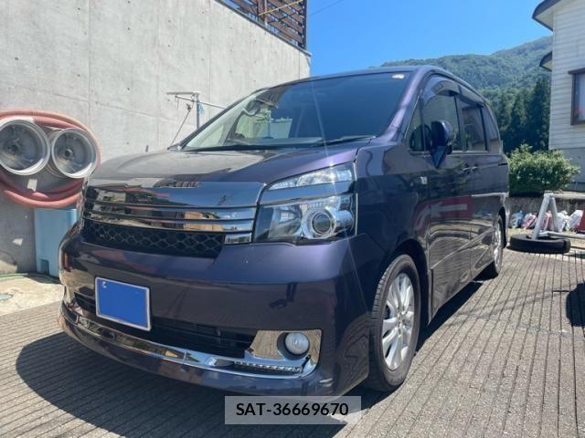 Toyota VOXY 2012-04 8369687-1