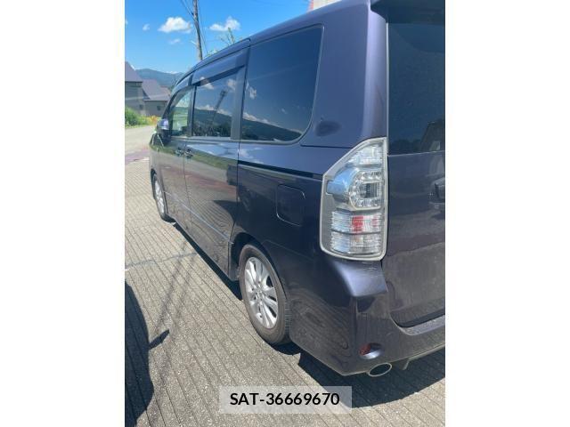 Toyota VOXY 2012-04 8369687-3