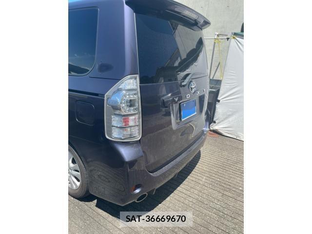Toyota VOXY 2012-04 8369687-4