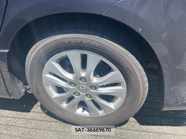 Toyota VOXY 2012-04 8369687-7