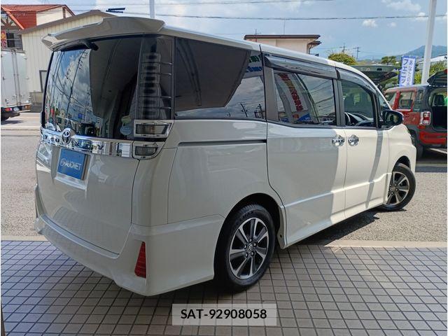 Toyota VOXY 2018-03 8369669-2